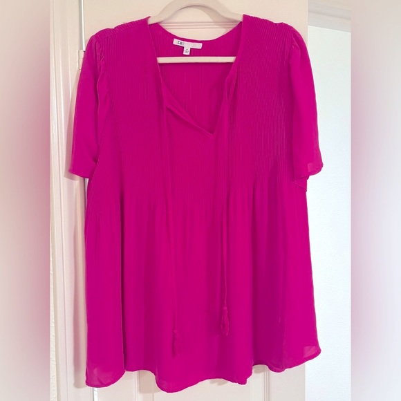 DR2 Bright Pink Short Sleeve Flutter Top ~ Like New! 1X - Picture 2 of 3